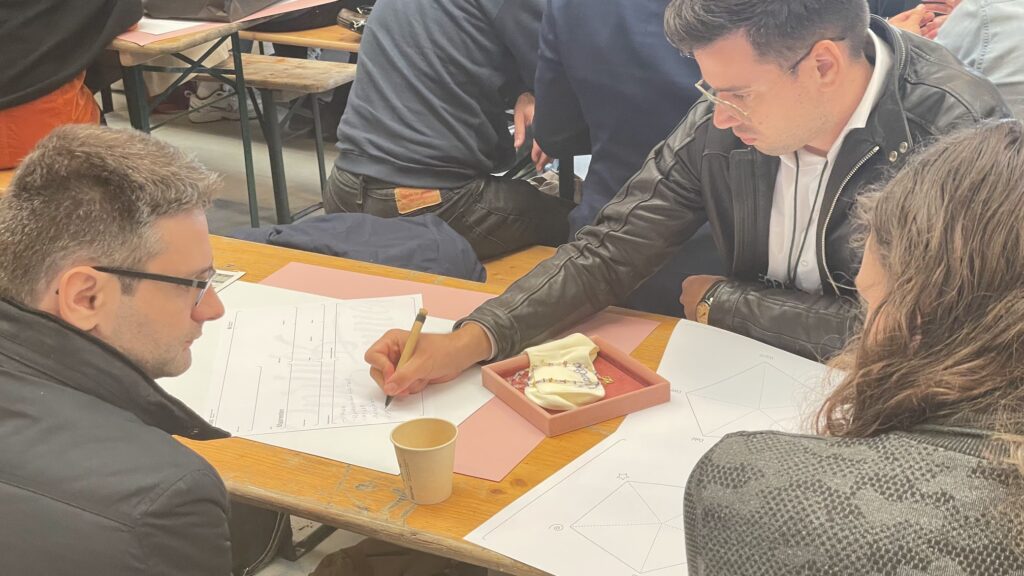 異なる視点を得る方法としてシート記入を活用した議論の様子