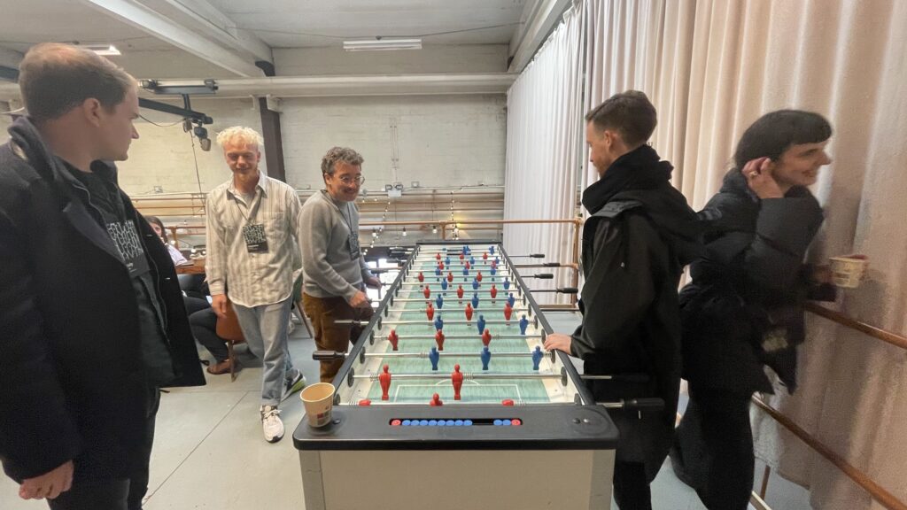 言語の壁を超えて白熱するサッカーゲーム