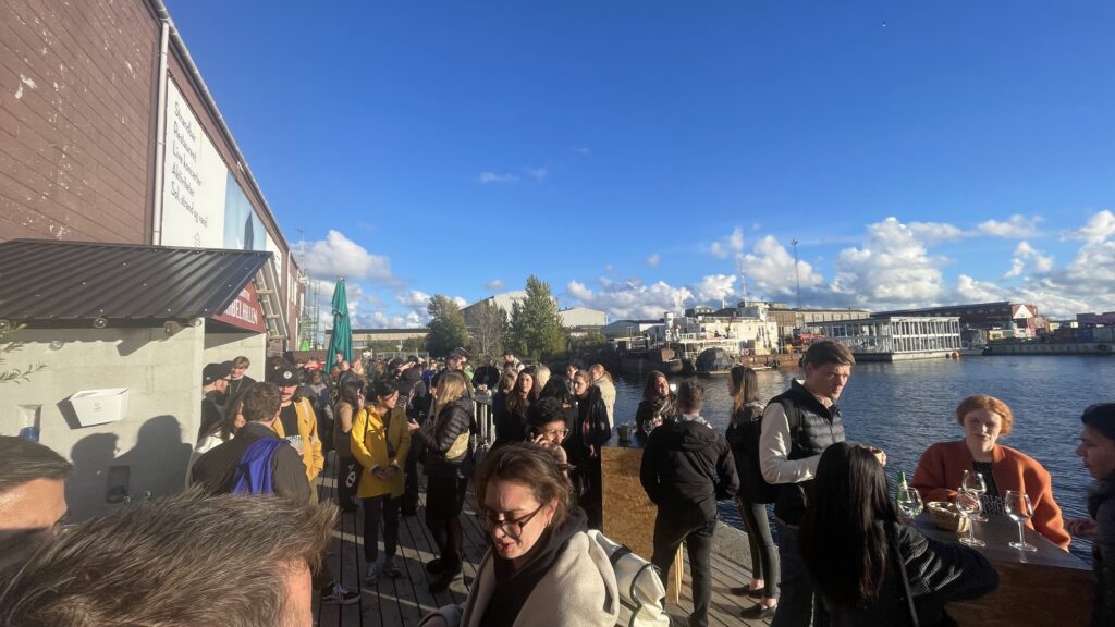 全世界から集まったデザイナーがテーマについて対話している様子