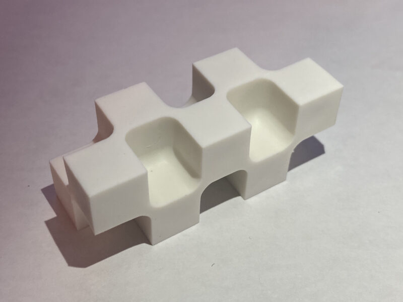 形状を工夫したことでつかみやすく角の数が多い消しゴム